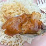 เมนูของร้าน ข้าวขาหมูมันอยู่ในกระทะ เฮียเพ้งตรอกโรงหมู ซอยสุกร