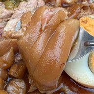 เมนูของร้าน ข้าวขาหมูมันอยู่ในกระทะ เฮียเพ้งตรอกโรงหมู ซอยสุกร