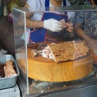 ข้าวหมูแดงนายโอวนครสนุก สี่แยกวรจักร ไม่มีสาขา