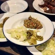 เมนูของร้าน ข้าวนึ่ง-ไก่ทอดเที่ยงคืน กำแพงดิน