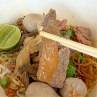 ก๋วยเตี๋ยวป้าสร้อย