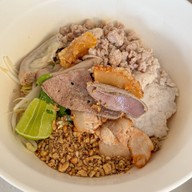 ก๋วยเตี๋ยวป้าสร้อย