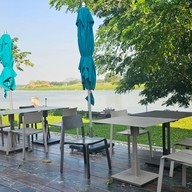 บรรยากาศ The Bridge Bar & Bistro