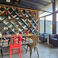 บรรยากาศ The Bridge Bar & Bistro