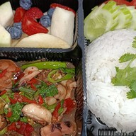 ยำติดแกรม-กะเพราเนื้อโคขุน