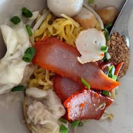 ม่าเง็กบะหมี่เกี๊ยวเส้นสด ข้าวหมูแดง-หมูกรอบ