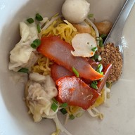 ม่าเง็กบะหมี่เกี๊ยวเส้นสด ข้าวหมูแดง-หมูกรอบ