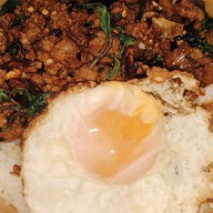 อ้วน อ้วน กะเพราพริกแห้ง