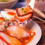 ก๋วยจั๊บข้าวหมูแดง