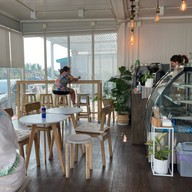 WARMWHITE cafe&hangout