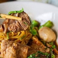 เมนูของร้าน ก๋วยเตี๋ยวเรือถูกปากนครชัยศรี