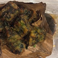 ยำแหนมข้าวทอด กุยฉ่ายทอด ลูกชิ้นทอดรสเด็ด  ขนมเบื้องคุณโฟ สาขาบรรทัดทอง