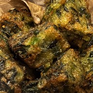 ยำแหนมข้าวทอด กุยฉ่ายทอด ลูกชิ้นทอดรสเด็ด  ขนมเบื้องคุณโฟ สาขาบรรทัดทอง