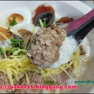 โจ๊กแต้จิ๋วหัวหิน (โจ๊กเก้าเตา) ถนนแนบเคหาสน์ ซอย.55/1 ตรงข้ามโต้รุ่งสำเพ็ง สี่แยกสะพานปลา
