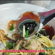 โจ๊กแต้จิ๋วหัวหิน (โจ๊กเก้าเตา) ถนนแนบเคหาสน์ ซอย.55/1 ตรงข้ามโต้รุ่งสำเพ็ง สี่แยกสะพานปลา