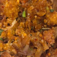 ยำแหนมข้าวทอด กุยฉ่ายทอด ลูกชิ้นทอดรสเด็ด  ขนมเบื้องคุณโฟ สาขาบรรทัดทอง