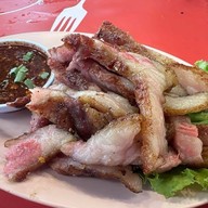 ลาบยโส ขมแป๋ตาย by ทรายมูล ฝั่งตรงข้ามโรงอาหารรามา