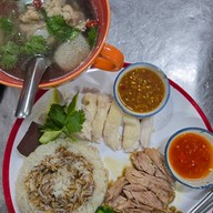 เมนูของร้าน เจ๊ศรี ข้าวมันไก่ตอน ไหหลำ สุขสวัสดิ์