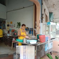 หน้าร้าน ก๋วยเตี๋ยวหมูยุพิน (เจ้าเก่าตลาดกิมหยง 40 ปี) 1