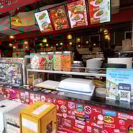 หน้าร้าน ไก่ทอดเดชา ชีอุทิศ