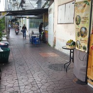 หน้าร้าน ก๋วยเตี๋ยวคั่วไก่ป้าเพียร