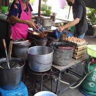 บรรยากาศ ก๋วยเตี๋ยวคั่วไก่ป้าเพียร