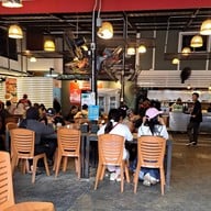 บรรยากาศ ไก่ทอดเดชา ชีอุทิศ