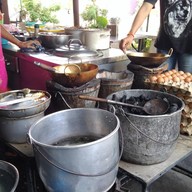 บรรยากาศ ก๋วยเตี๋ยวคั่วไก่ป้าเพียร