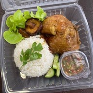 ”ครัวน้ำปลาหอม“ข้าวไก่ต้มน้ำปลาหอม ไก่กรอบซอสน้ำปลา ใหญ่