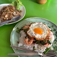 ก๋วยเตี๋ยวคั่วไก่ สุกี้(ลุงบอย)