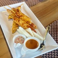 The Deck by the river โรงแรมอรุณเรสซิเด้นท์