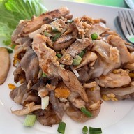 ก๋วยเตี๋ยวคั่วไก่ สุกี้(ลุงบอย)