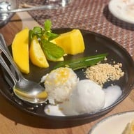 The Deck by the river โรงแรมอรุณเรสซิเด้นท์