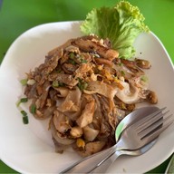 ก๋วยเตี๋ยวคั่วไก่ สุกี้(ลุงบอย)