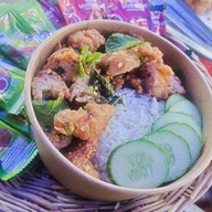 ครัววลัยพรรณ อาหารตามสั่ง ลูกชิ้นทอด
