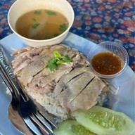 ข้าวไก่อบแม่ประนอม ตลาดโต้รุ่ง รื่นรมย์