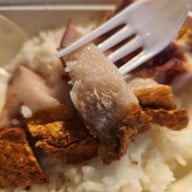 เมนูของร้าน นายจิว หมูแดง หมูกรอบ หน้าโรงแรมมารวย
