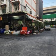 บรรยากาศ นายจิว หมูแดง หมูกรอบ หน้าโรงแรมมารวย