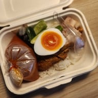 เมนูของร้าน นายจิว หมูแดง หมูกรอบ หน้าโรงแรมมารวย