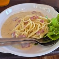 เมนูของร้าน The Hidden Falls ในสวนลับ