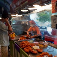 หน้าร้าน สถานีไก่ทอดตลาดรถไฟขจรวิทย์