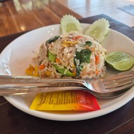 เมนูของร้าน The Hidden Falls ในสวนลับ