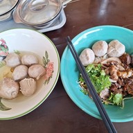 เมนูของร้าน ก๋วยเตี๋ยวบ้านดง