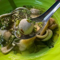 เมนูของร้าน นายเอี๋ยวก๋วยเตี๋ยวลูกชิ้นปลา สายไหม
