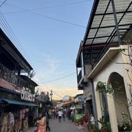 ตลาดบ้านอีต่อง
