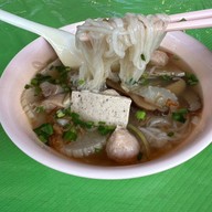 เมนูของร้าน คุณแดงก๋วยจั๊บญวน วังหลัง