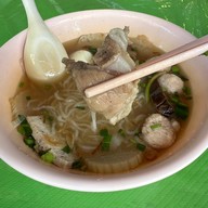 เมนูของร้าน คุณแดงก๋วยจั๊บญวน วังหลัง