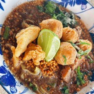 ก๋วยเตี๋ยวเรือหญิงขวัญ ก๋วยเตี๋ยวเรือต้มยำน้ำดำ