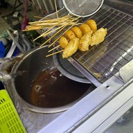 ลูกชิ้นทอด บีทีเอสสนามเป้า