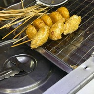 ลูกชิ้นทอด บีทีเอสสนามเป้า